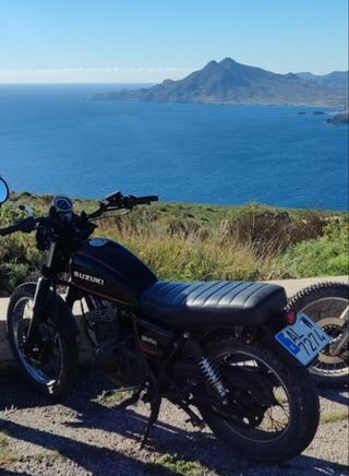 Suzuki GN250 estilo caferacer