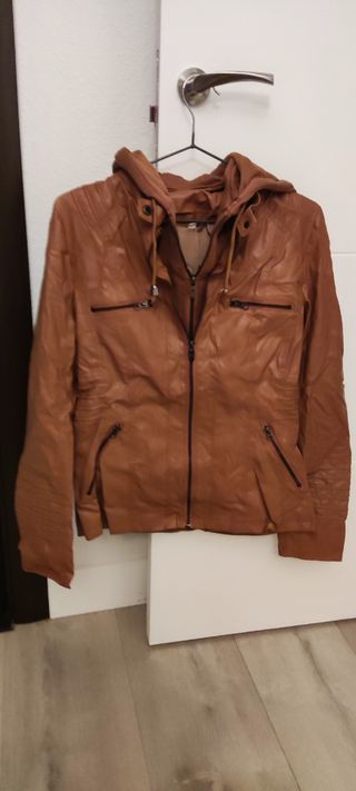 Chaqueta de cuero con capucha de mujer