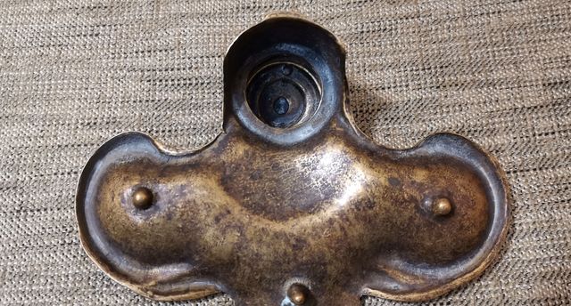 Escribanía antigua de bronce.