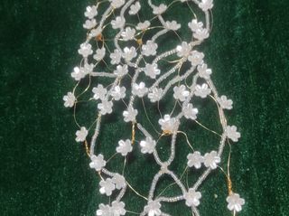 diadema en red ancha con flores blancas y pedreria