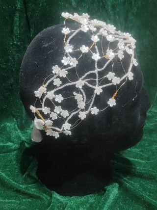 diadema en red ancha con flores blancas y pedreria
