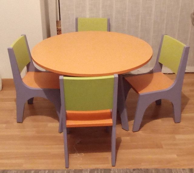 Mesa y sillas de madera