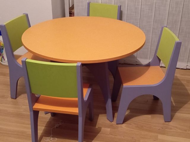 Mesa y sillas de madera