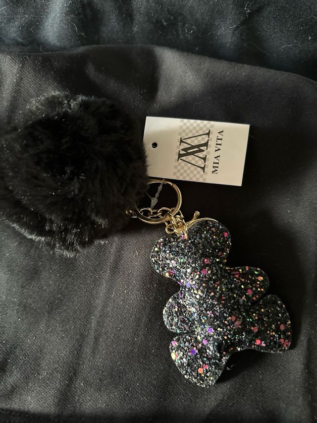 Porta chaves com ursinho brilhante e pompom novo
