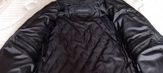 Chaqueta negra acolchada