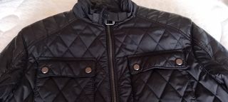 Chaqueta negra acolchada