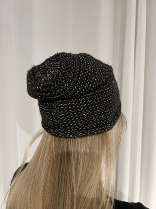Gorro negro y dorado
