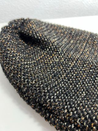 Gorro negro y dorado