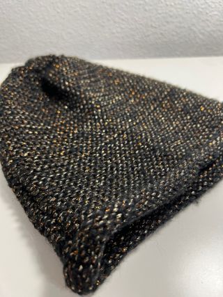 Gorro negro y dorado