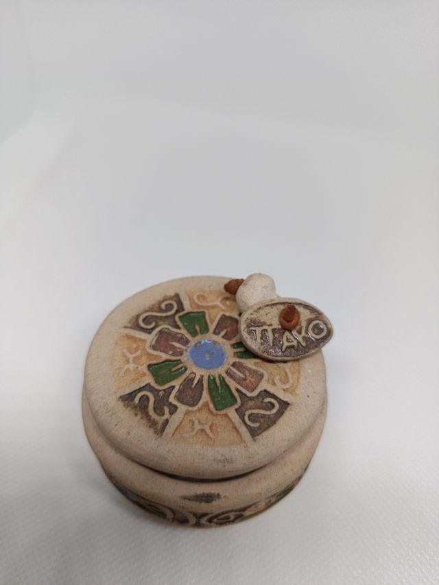 Caja circular de arcilla hecha a mano
