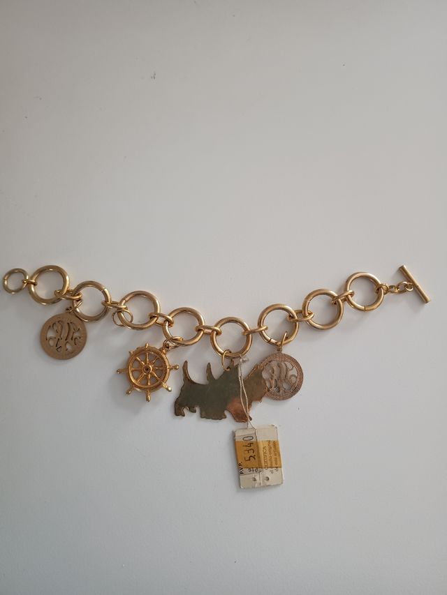 Pulsera dorada con charms 