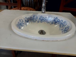 Lavabo con grifo y mármol