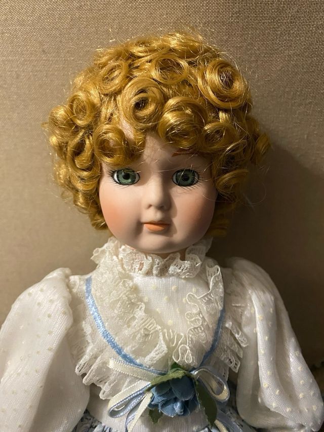 Muñeca porcelana antigua para colección.