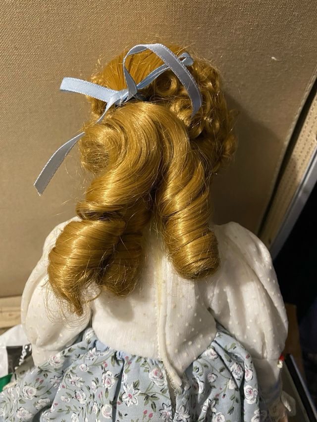 Muñeca porcelana antigua para colección.