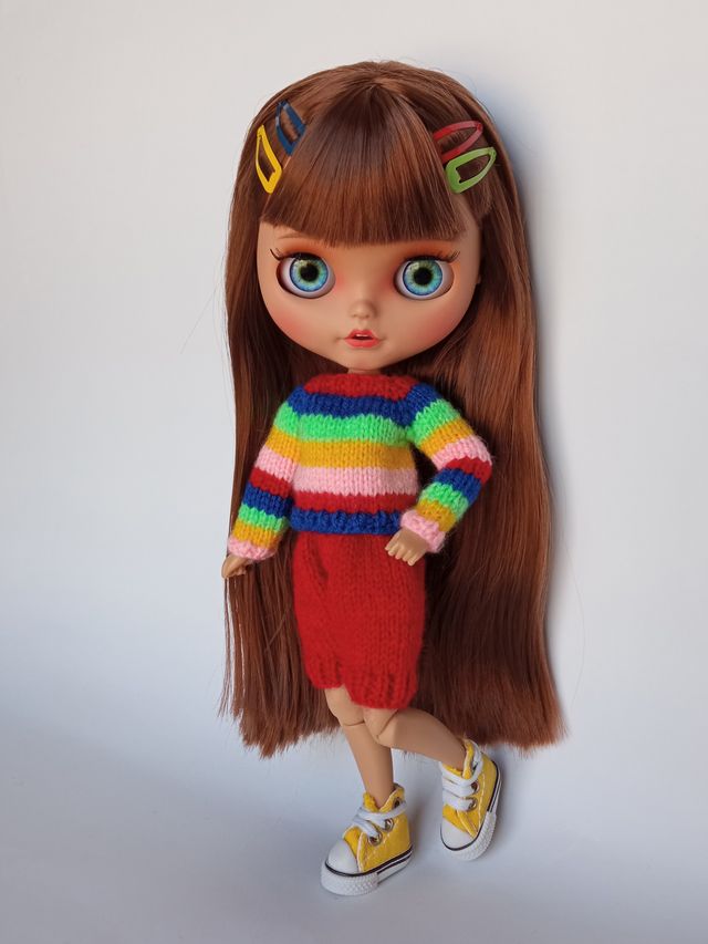 Jersey colorido y pantalón rojo - Blythe