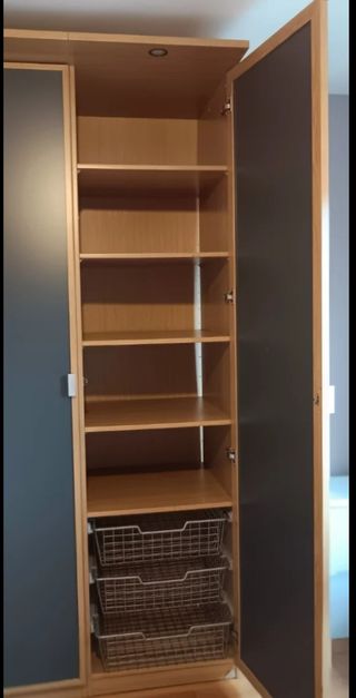Armario Ikea focos superiores.