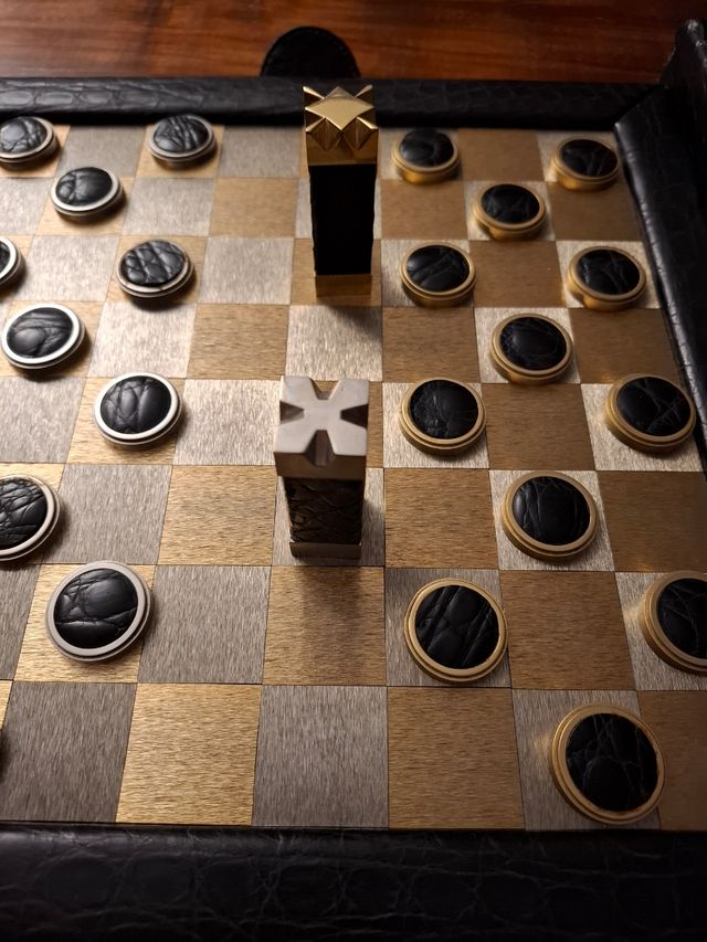 Scacchiera e damiera pelle e metallo e legno.