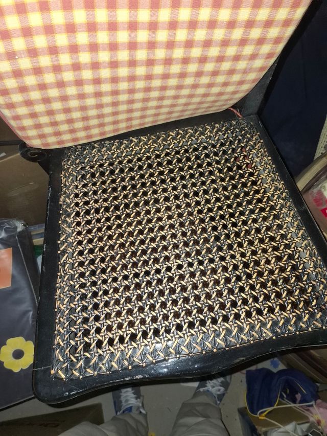 Dos sillas negras de rejilla 5 euros cada una