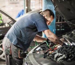Mecanico de coches con taller
