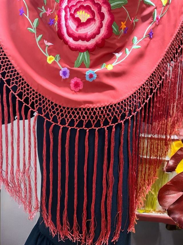 Manton flamenco burdeos bordado a mano