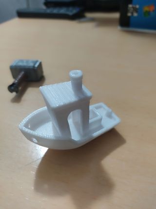 Llaveros impresos en 3D y lámparas de litografías.