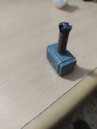 Llaveros impresos en 3D y lámparas de litografías.