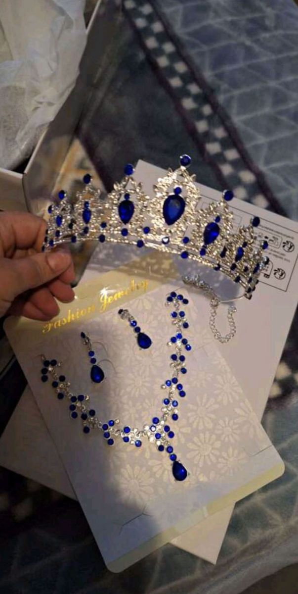 Corona collana e orecchini 