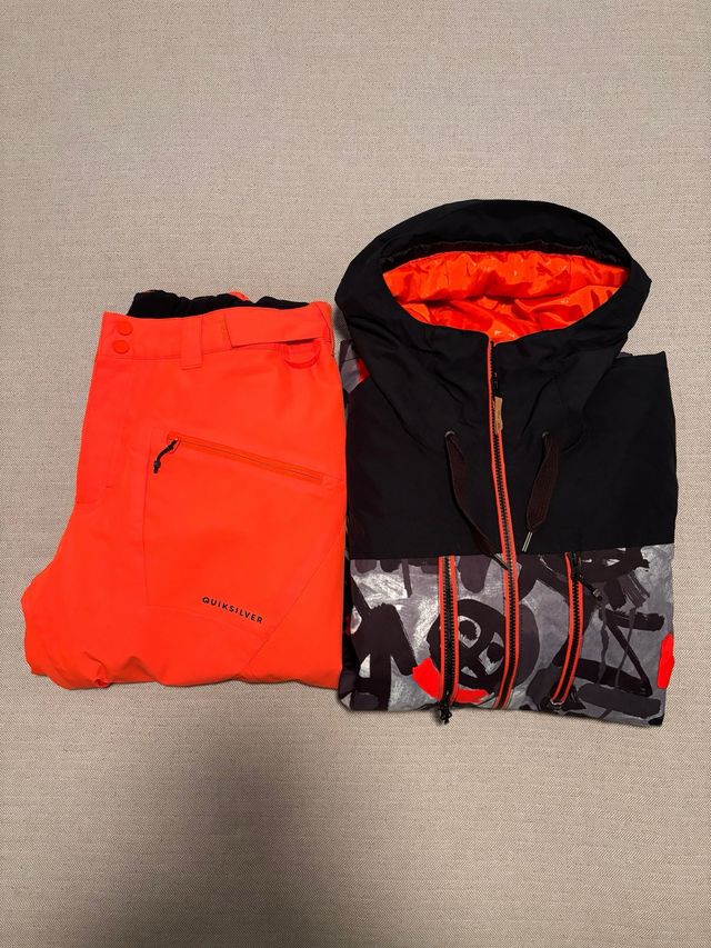 Chaqueta y pantalón QuickSilver.