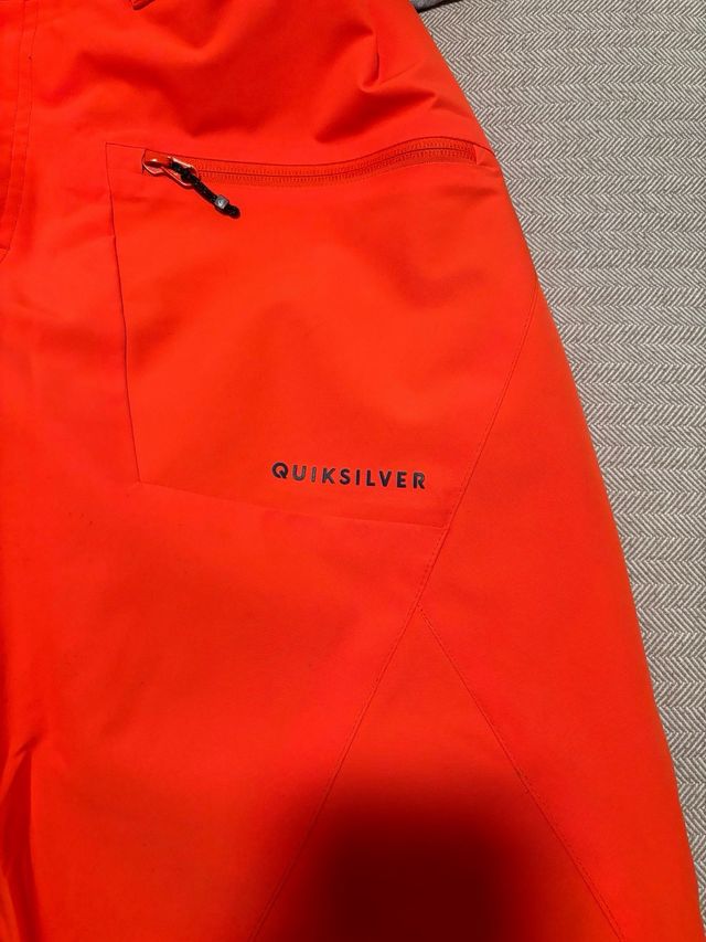 Chaqueta y pantalón QuickSilver.