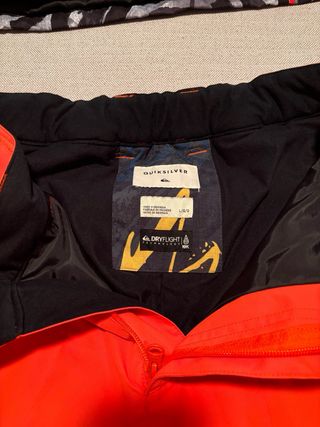 Chaqueta y pantalón QuickSilver.