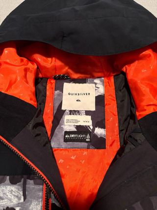 Chaqueta y pantalón QuickSilver.