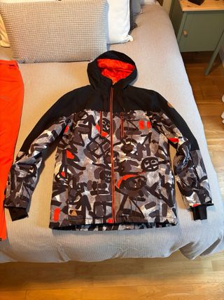 Chaqueta y pantalón QuickSilver.