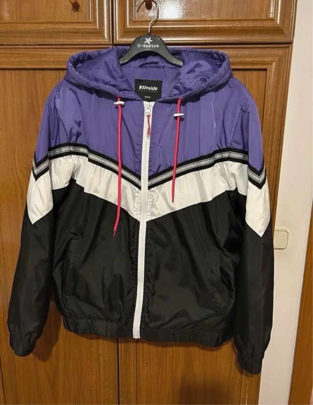 Chaqueta negro morado y blanco inside