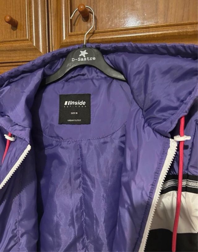 Chaqueta negro morado y blanco inside