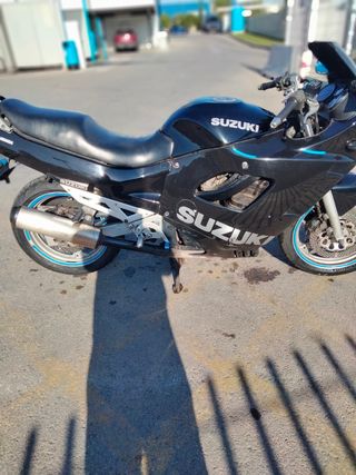 Se vende Suzuki gsx 750cc