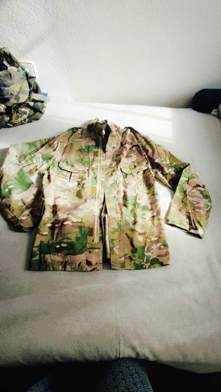 Ropa militar adolescente