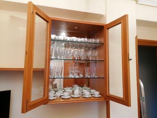 Vitrina colgante de roble