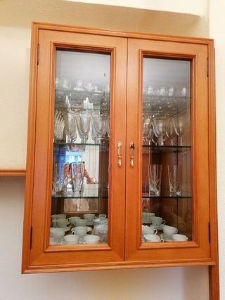 Vitrina colgante de roble