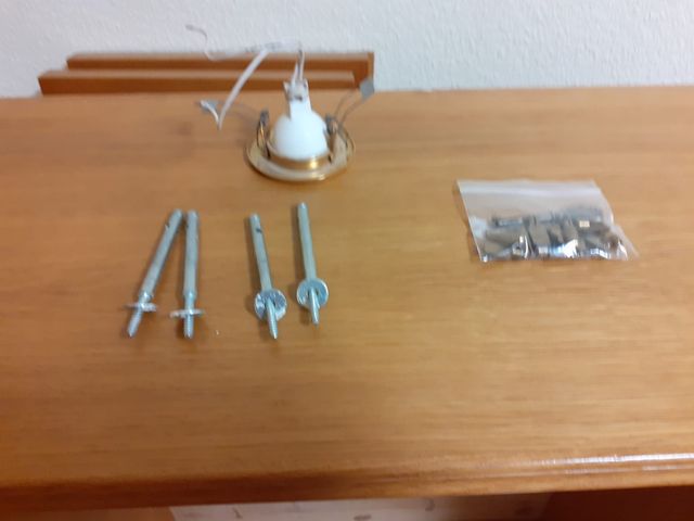 Vitrina colgante de roble