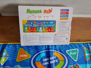 Alfombra piano juguete