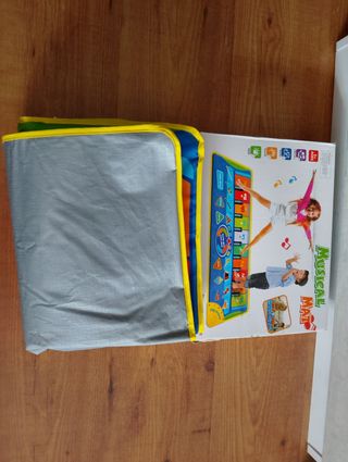 Alfombra piano juguete