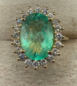 Anillo de oro de 18 kt con esmeralda