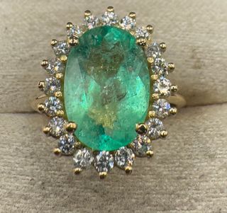 Anillo de oro de 18 kt con esmeralda