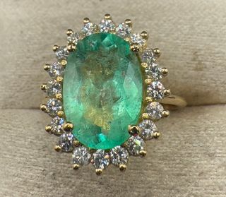 Anillo de oro de 18 kt con esmeralda