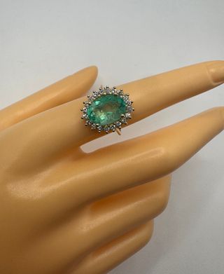 Anillo de oro de 18 kt con esmeralda