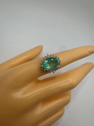 Anillo de oro de 18 kt con esmeralda
