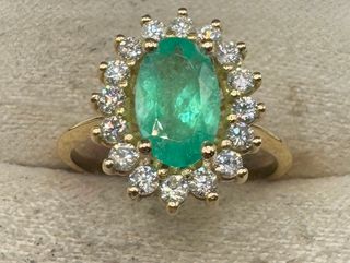 Anillo de oro de 18 kt con diamantes y esmeralda