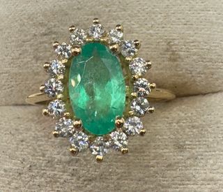 Anillo de oro de 18 kt con diamantes y esmeralda