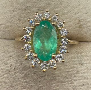 Anillo de oro de 18 kt con diamantes y esmeralda
