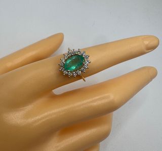 Anillo de oro de 18 kt con diamantes y esmeralda